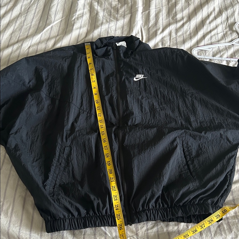 WOMEN'S NIKE SPORTSWEAR ESSENTIAL WINDRUNNER WOVEN JACKET - Picture 10 of 10